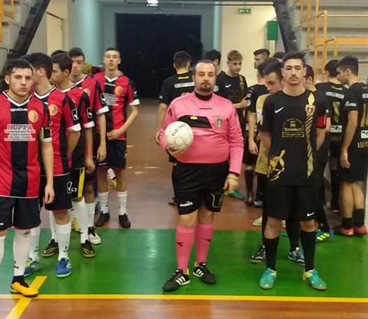 L'arbitro Santoro e le due squadre pronti all'ingresso in campo