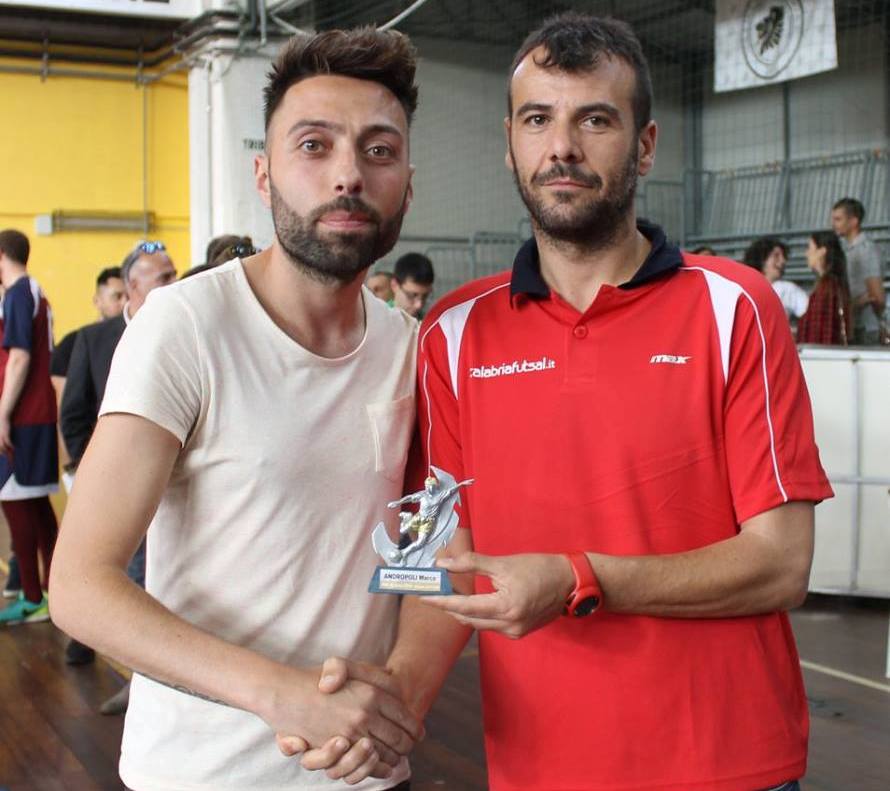 Marco Andropoli premiato dal nostro Francesco Bruno durante la X Edizione di 'Noi del Calcio a 5'