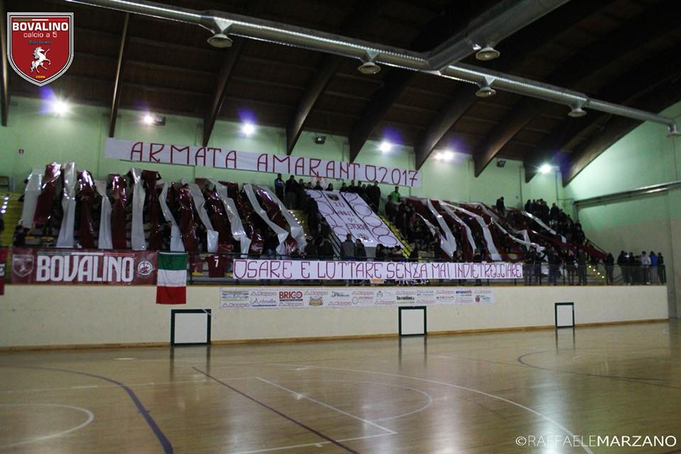 La coreografia del pubblico di Bovalino nel match di sabato scorso con il Polistena C5