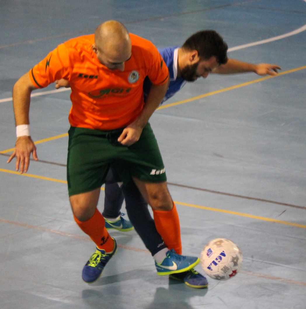 Contrasto tra Luigi Martino (GLS Kroton) e Antonio Berardi (LM Mirto) durante il match d'andata