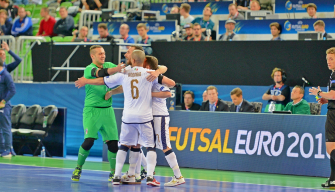 L'esultanza degli Azzurri dopo il gol di De Luca