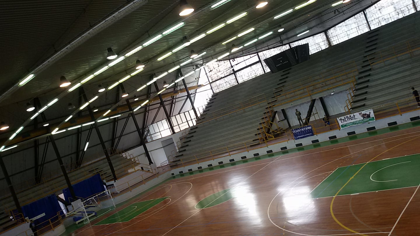 Un'immagine recente del PalaGallo, dove da lunedì sono state sospese le attività per disposizione del Comune, creando grosse difficoltà all'Enotria Five e a tutte le altre squadre di futsal e degli altri sport indoor che usufruiscono di esso