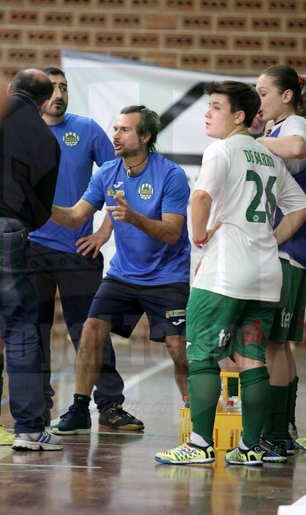 Mister Ragona durante un time out