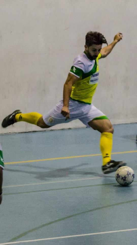 Potestio calcia il pallone del momentaneo 3-1