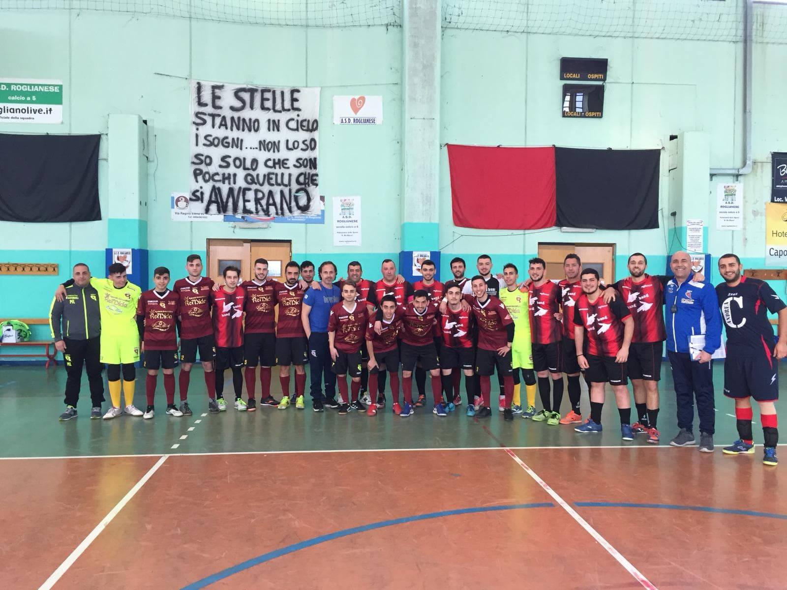 Roglianese e Bovalino posano prima del match per una foto che suggella l'amicizia tra le due società