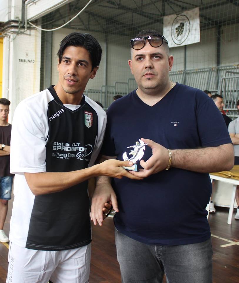 MVP. Aldo Durante, premiato da Gianni Spadafora nel corso dell'ultima edizione di Noi del Calcio a 5 